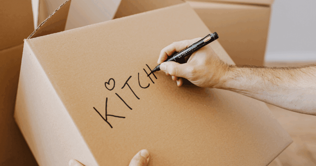 Labelling moving box: kitchen